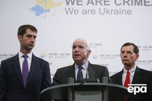 Джон Маккейн (в центре) в компании своих коллег по сенату США Тома Коттона и Джона Баррасо во время визита в Киев 20 июня