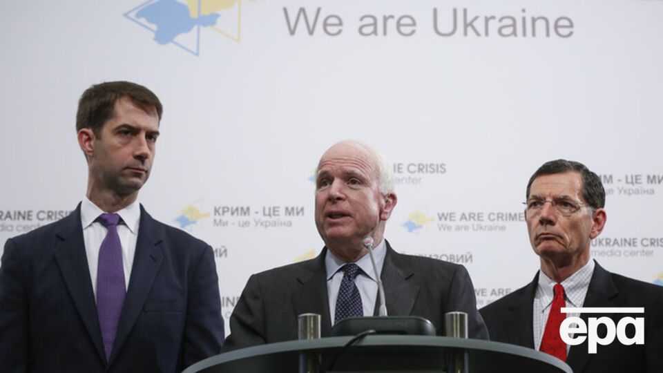 Джон Маккейн (в центре) в компании своих коллег по сенату США Тома Коттона и Джона Баррасо во время визита в Киев 20 июня