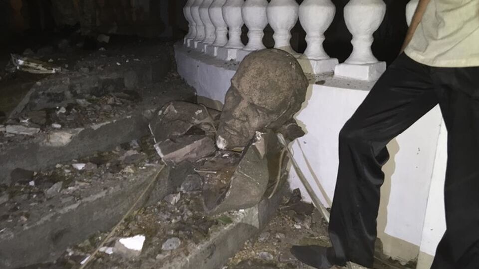 В результате падения у памятника Ленину отвалилась голова