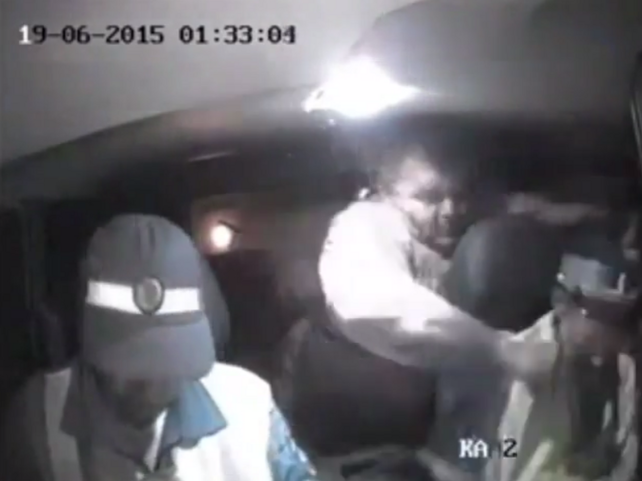 В Алтайском крае пьяный водитель зарезал полицейского в патрульной машине. Видео