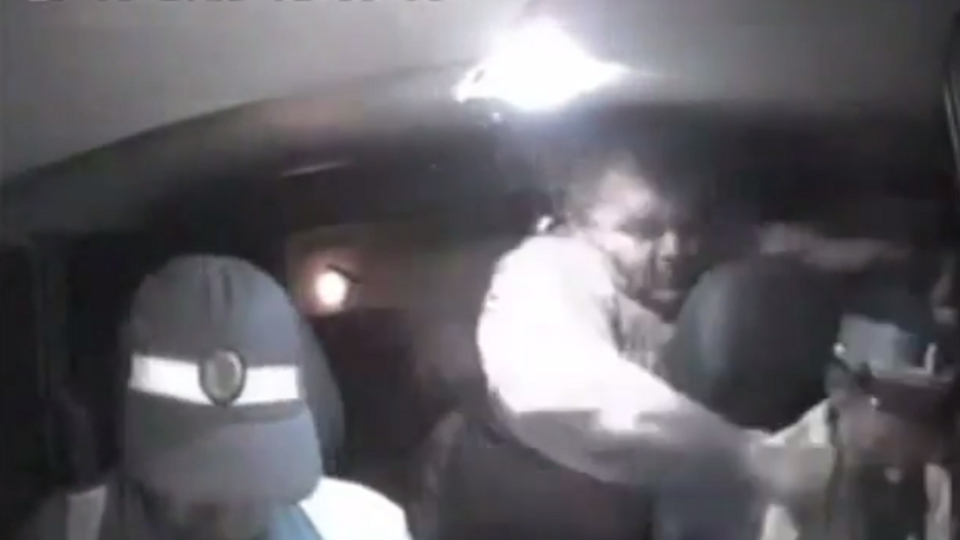 В Алтайском крае пьяный водитель зарезал полицейского в патрульной машине. Видео