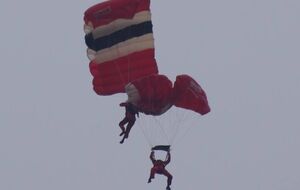 СМИ: Оба парашютиста благополучно сели на воду