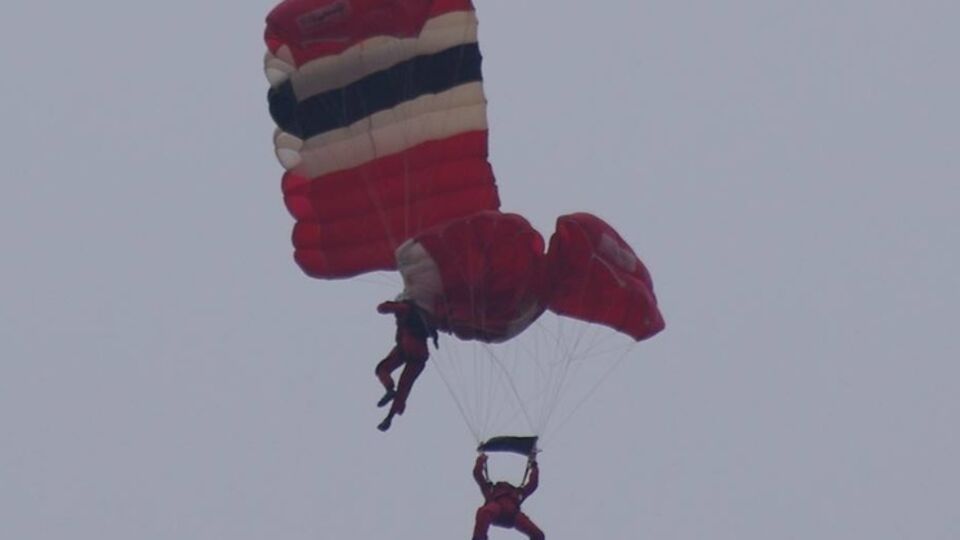 СМИ: Оба парашютиста благополучно сели на воду