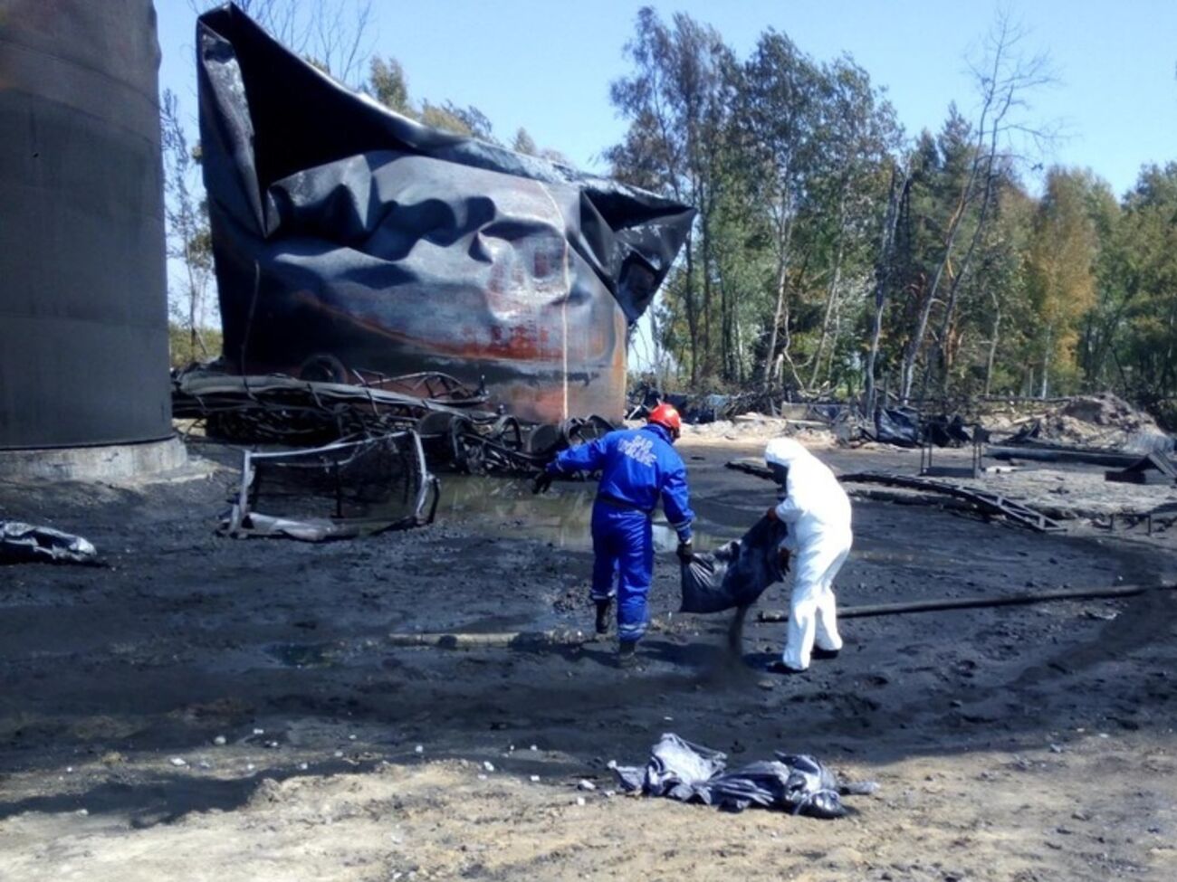 Спасатели продолжают выкачивать топливо с нефтебазы "БРСМ-Нафта"