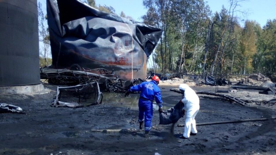 Спасатели продолжают выкачивать топливо с нефтебазы "БРСМ-Нафта"