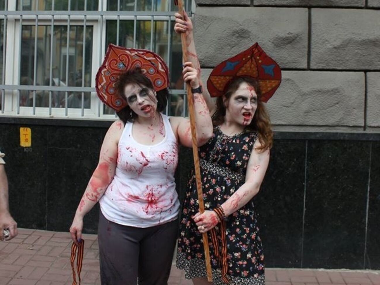 Загримированные активисты призывали прохожих продолжать читать газету "Вести"