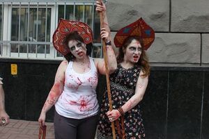 Загримированные активисты призывали прохожих продолжать читать газету "Вести"