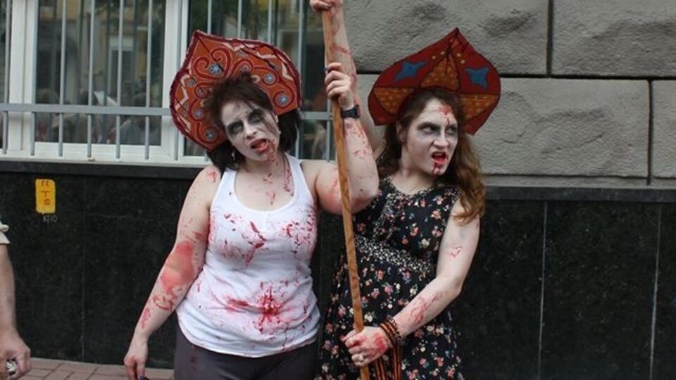 Загримированные активисты призывали прохожих продолжать читать газету "Вести"