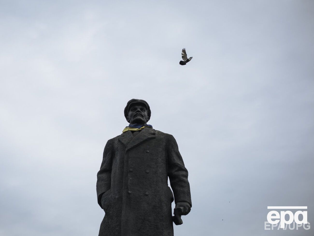 В Валках Ленину отбили голову и плечи