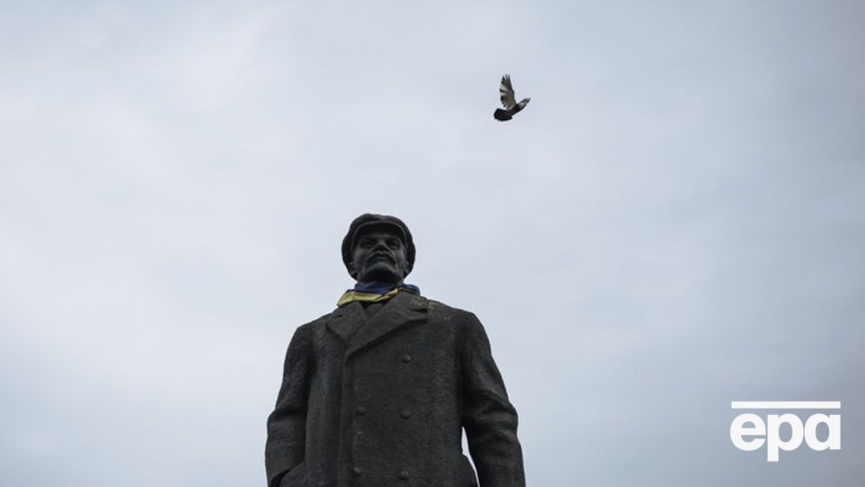 В Валках Ленину отбили голову и плечи