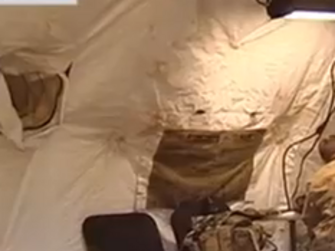 В сюжете сообщается, что&nbsp;американские и украинские военные живут вместе в огромных светлых бараках