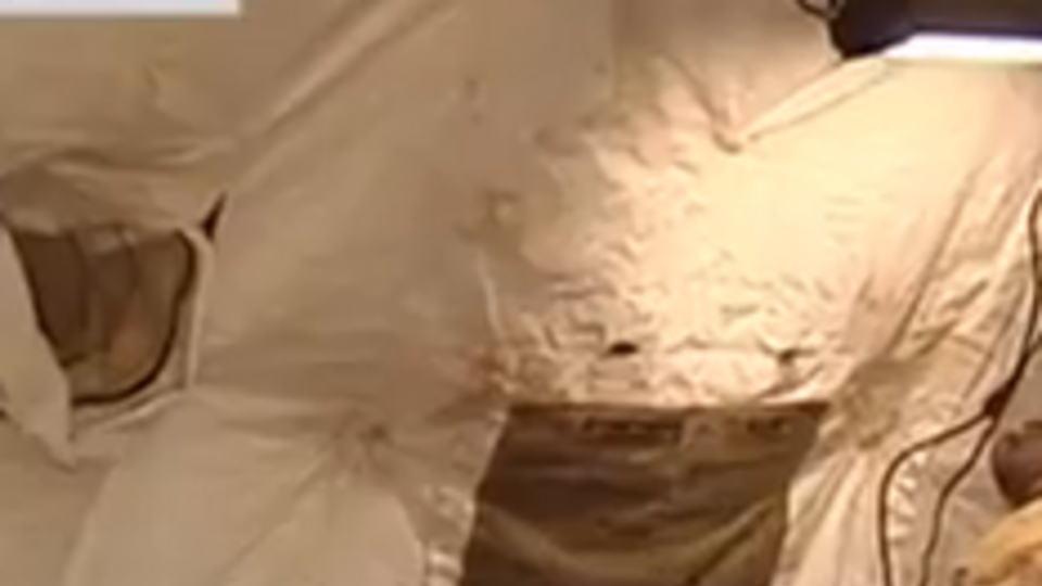 В сюжете сообщается, что американские и украинские военные живут вместе в огромных светлых бараках