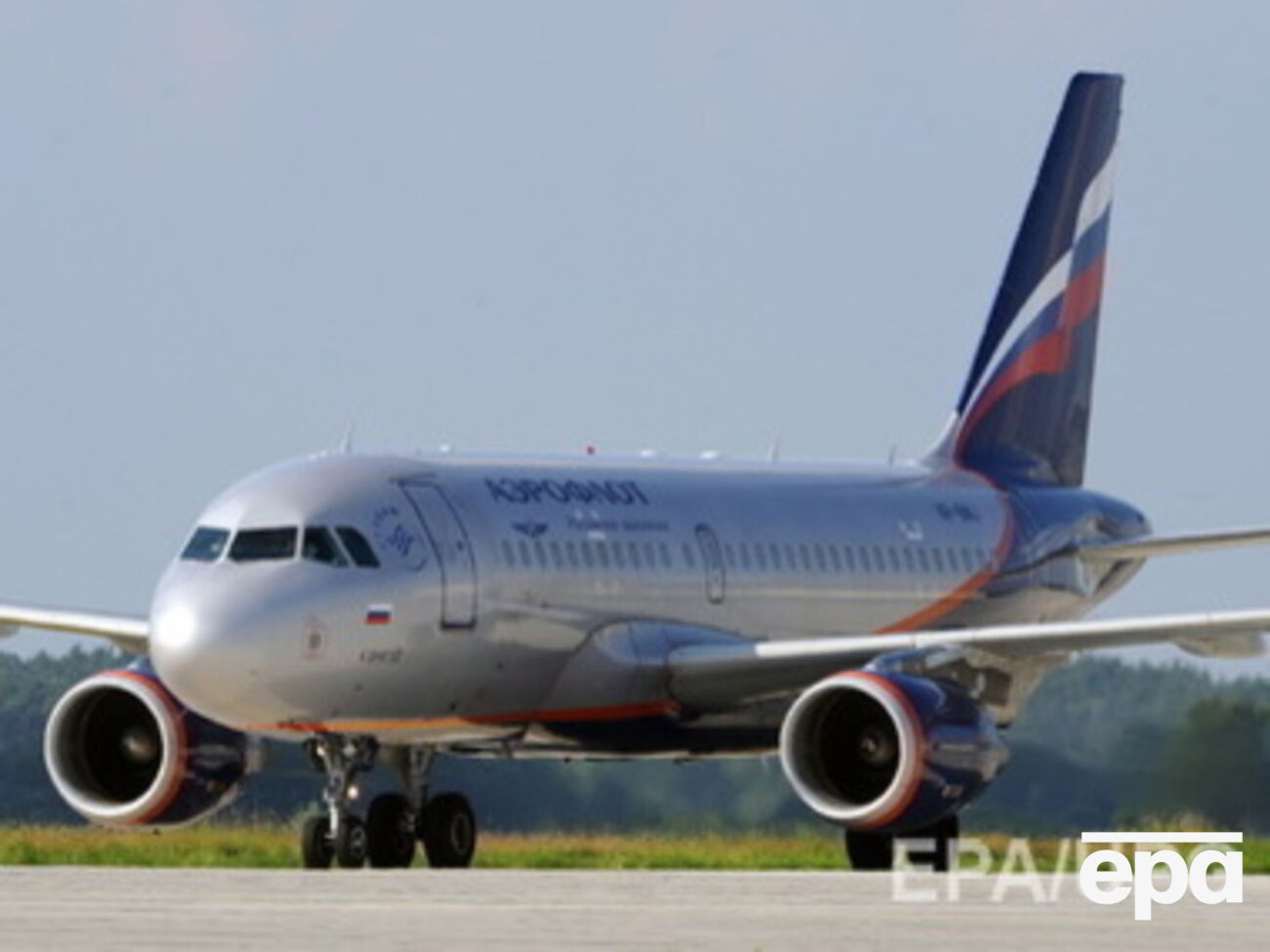 По данным СМИ, из-за инцидента рейс задержали на час, а саму пассажирку с него сняли