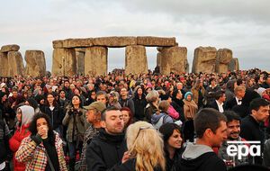 Стоунхедж служил кельтам в качестве обсерватории, а современные британцы используют его как место встречи дня летнего солнцестояния