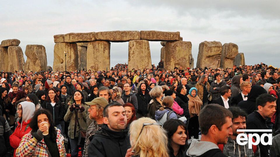 Стоунхедж служил кельтам в качестве обсерватории, а современные британцы используют его как место встречи дня летнего солнцестояния