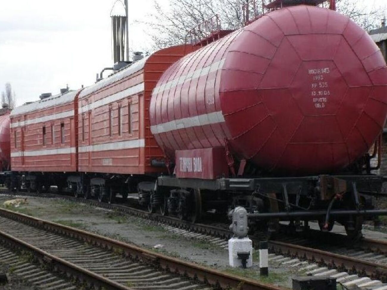 Пожарные поезда использовались при тушении горящей нефтебазы в Киевской области