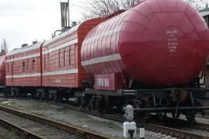 Пожарные поезда использовались при тушении горящей нефтебазы в Киевской области