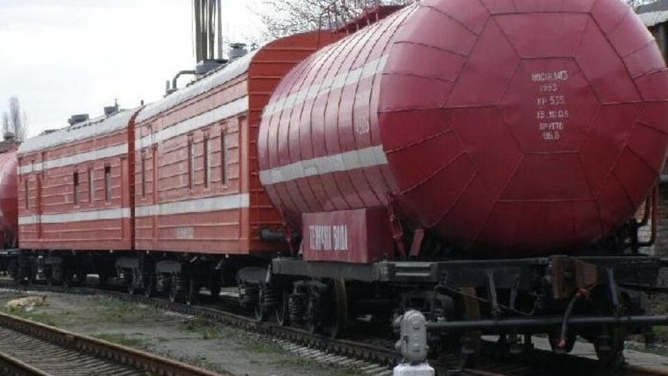 Пожарные поезда использовались при тушении горящей нефтебазы в Киевской области