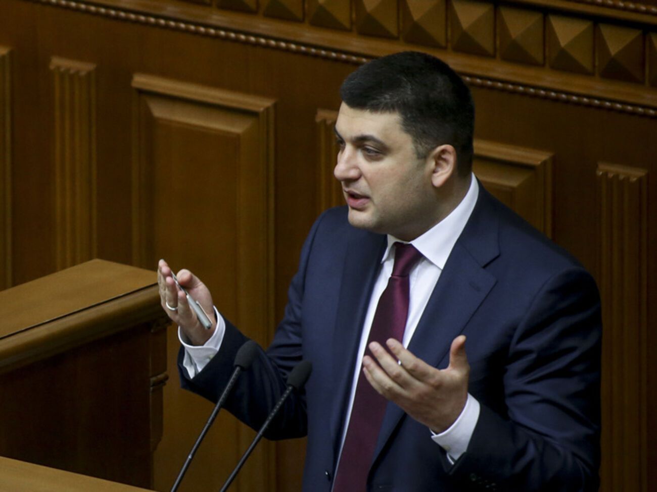 Гройсман выступил за индексацию зарплат врачей и учителей