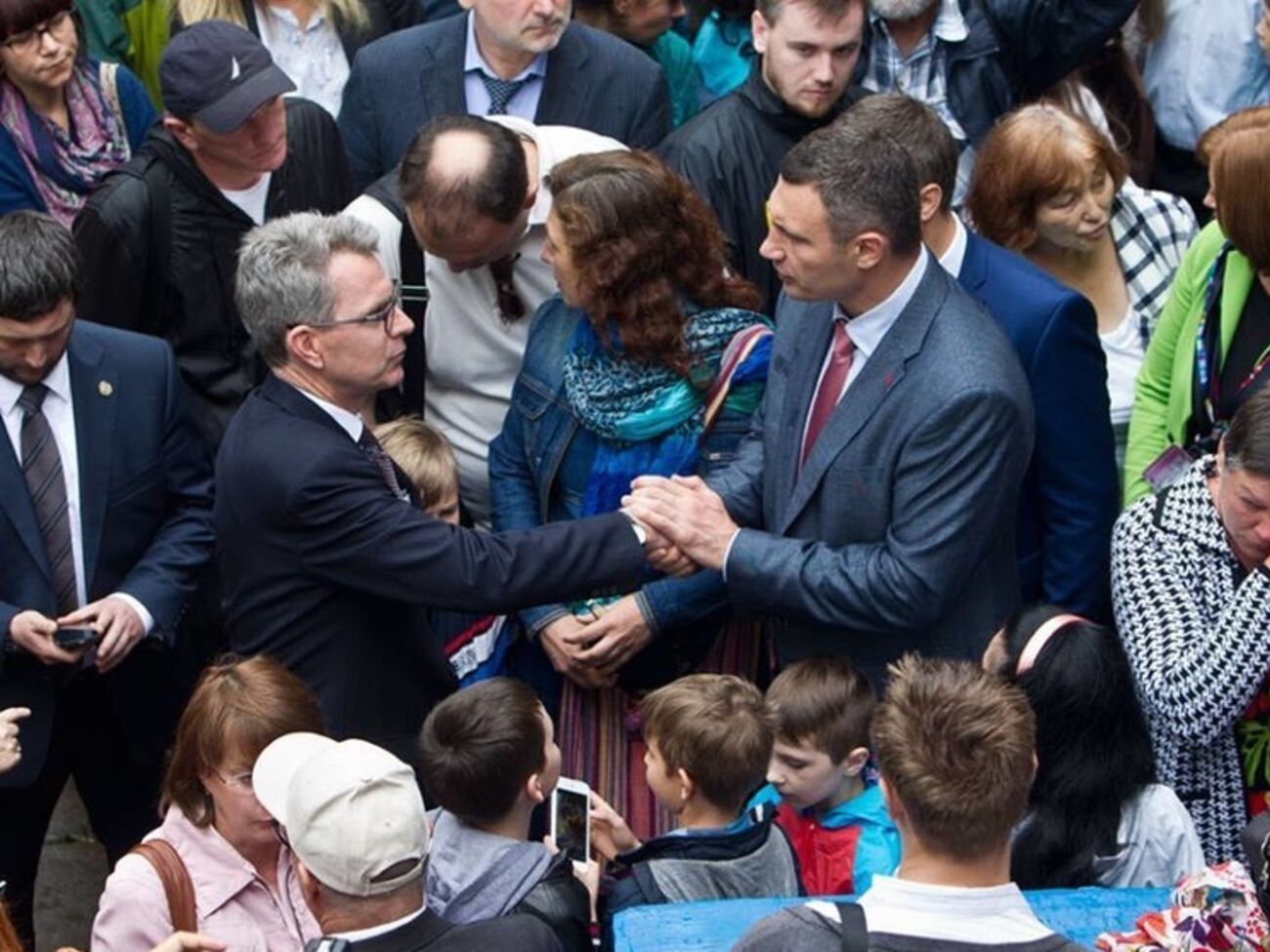 Кличко и Пайетт посетили Центр для переселенцев