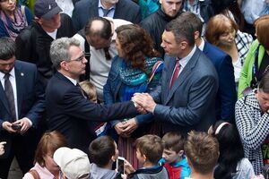 Кличко и Пайетт посетили Центр для переселенцев