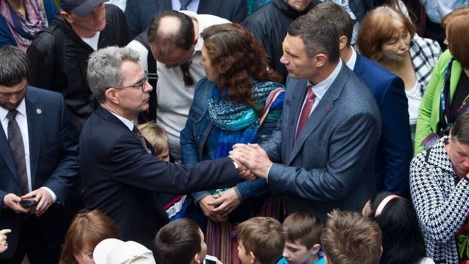 Кличко и Пайетт посетили Центр для переселенцев