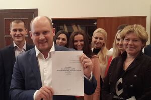 Сергей Каплин сфотографировался со статутом партии