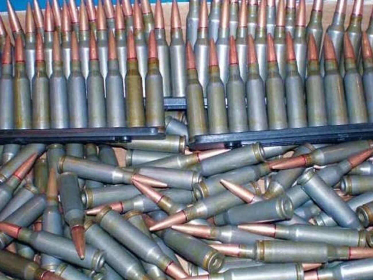 Сотрудники Службы безопасности Украины совместно с военнослужащими Вооруженных сил и силами Нацгвардии раскрыли три тайника с оружием