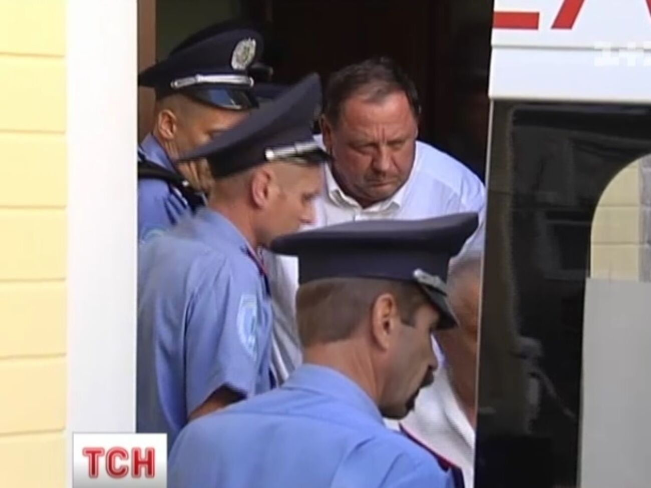 Экс-ректор Налоговой академии Петр Мельник в окружении милиции