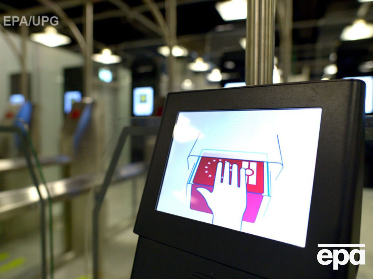 С завтрашнего дня для украинцев будут введены новые правила получения шенгенской визы