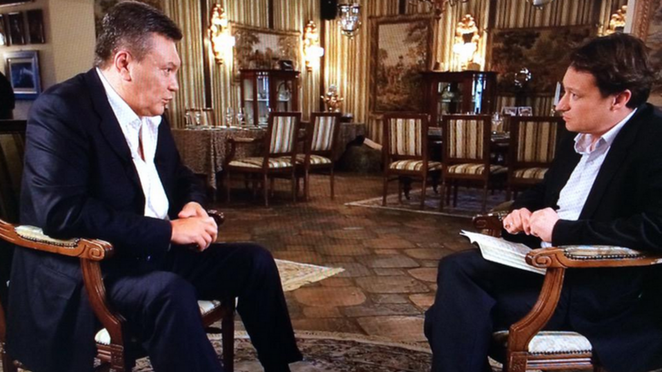 Янукович впервые встретился с западными журналистами после побега в Россию