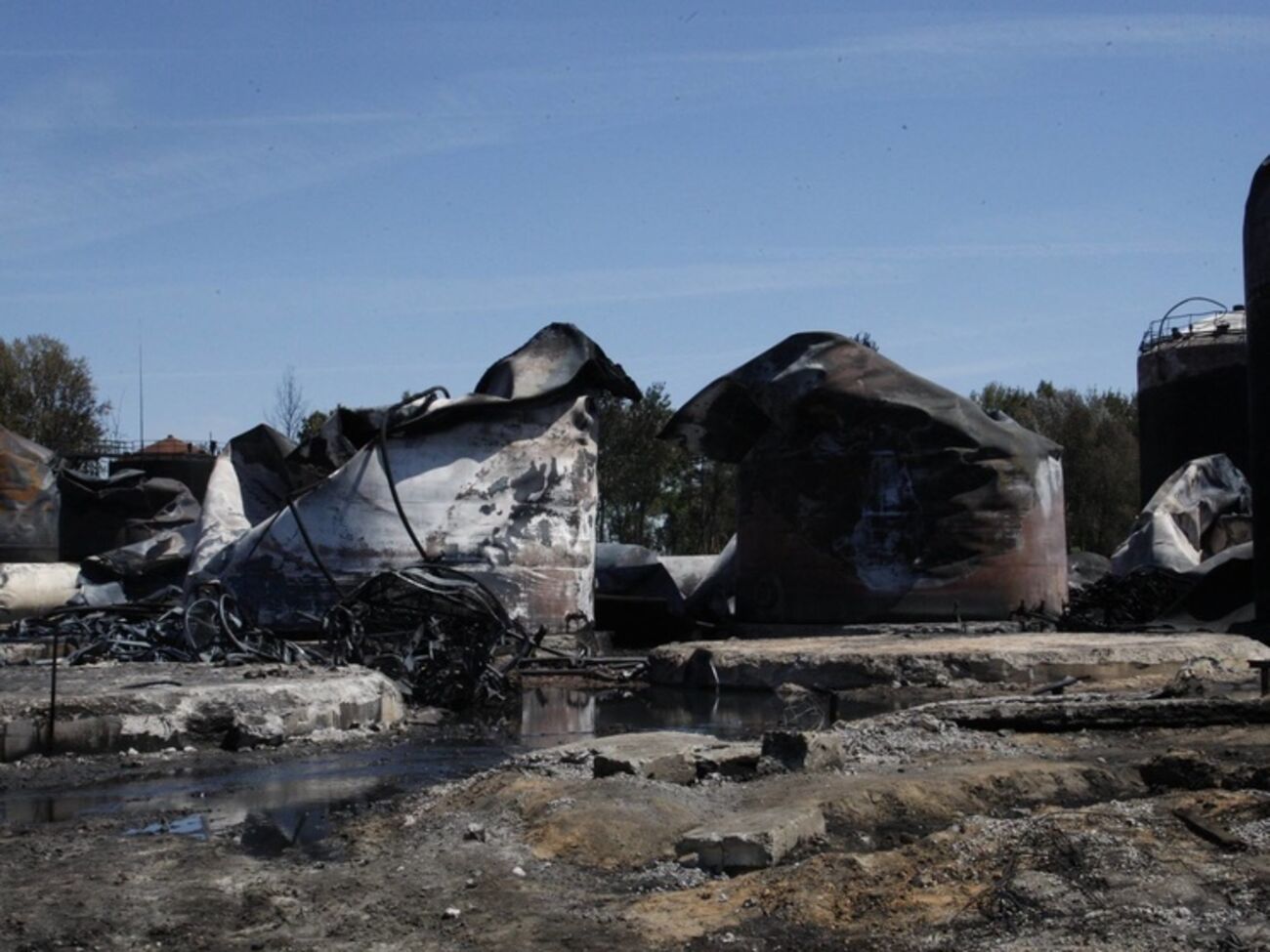 Пожарные продолжают контролировать ситуацию на сгоревшей нефтебазе