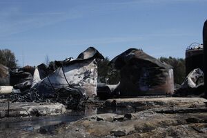 Пожарные продолжают контролировать ситуацию на сгоревшей нефтебазе