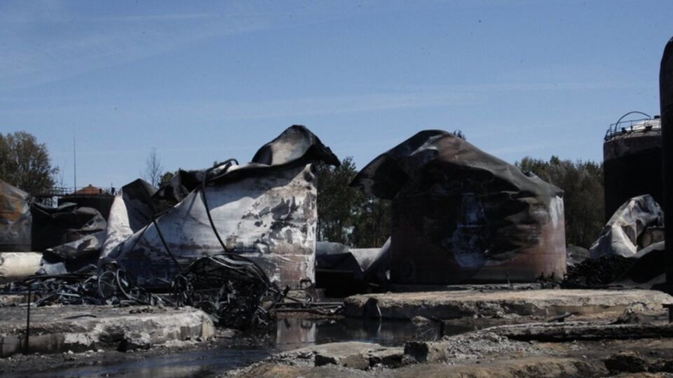 Пожарные продолжают контролировать ситуацию на сгоревшей нефтебазе