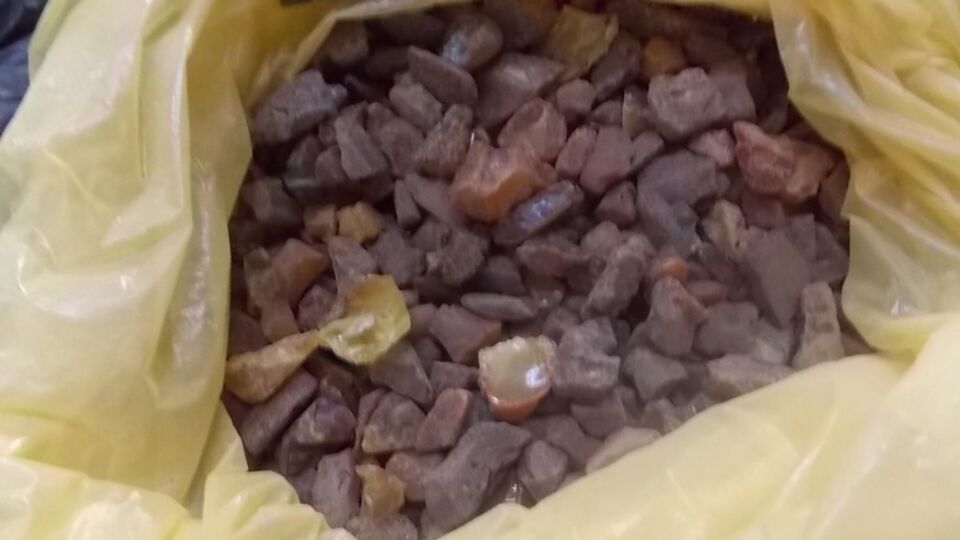 Пограничники обнаружили у двух граждан Китая 14 килограммов необработанного янтаря