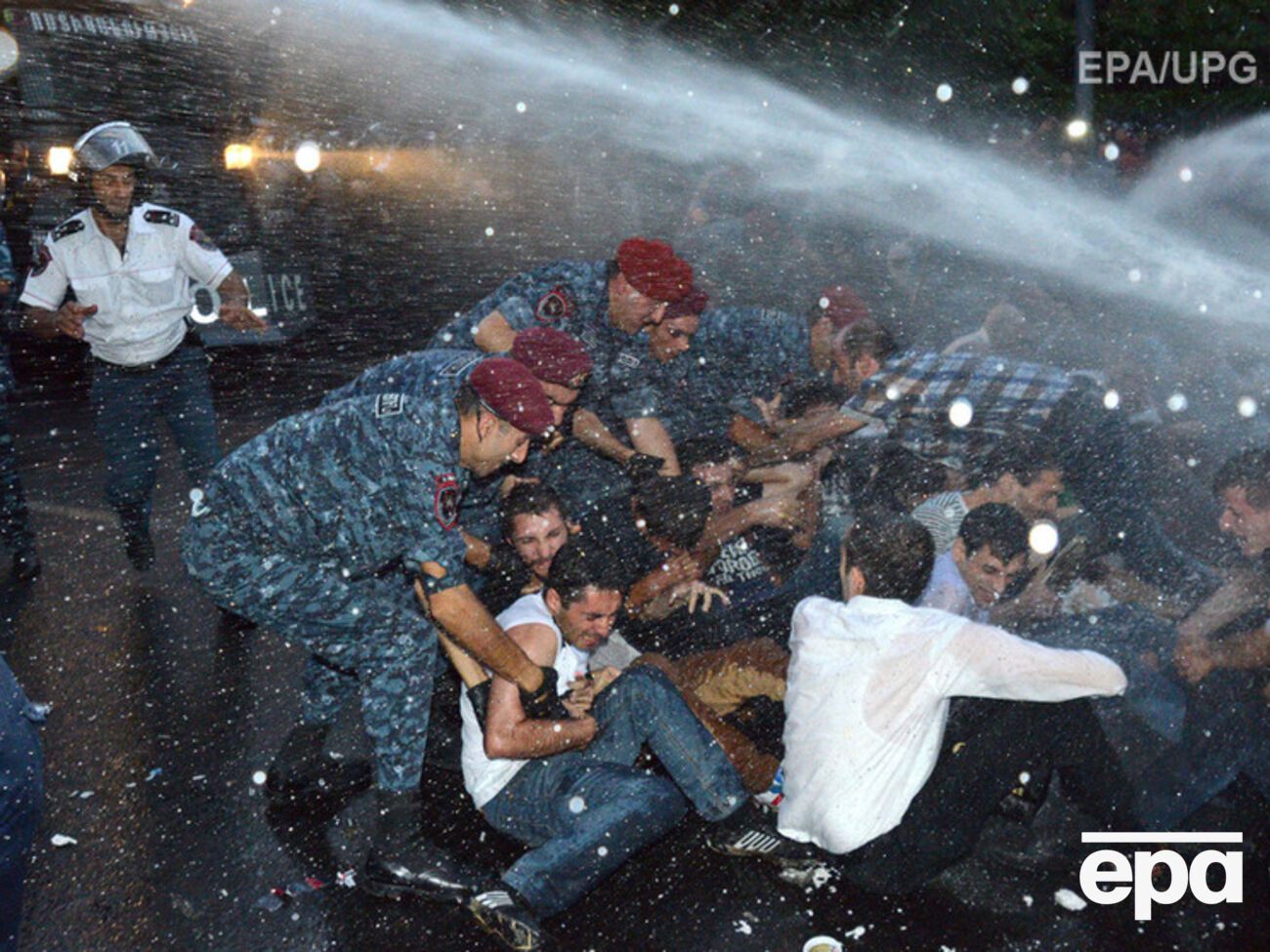 Полиция разогнала митинг в Ереване рано утром 23 июня