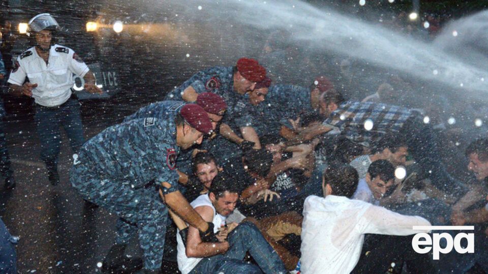 Полиция разогнала митинг в Ереване рано утром 23 июня