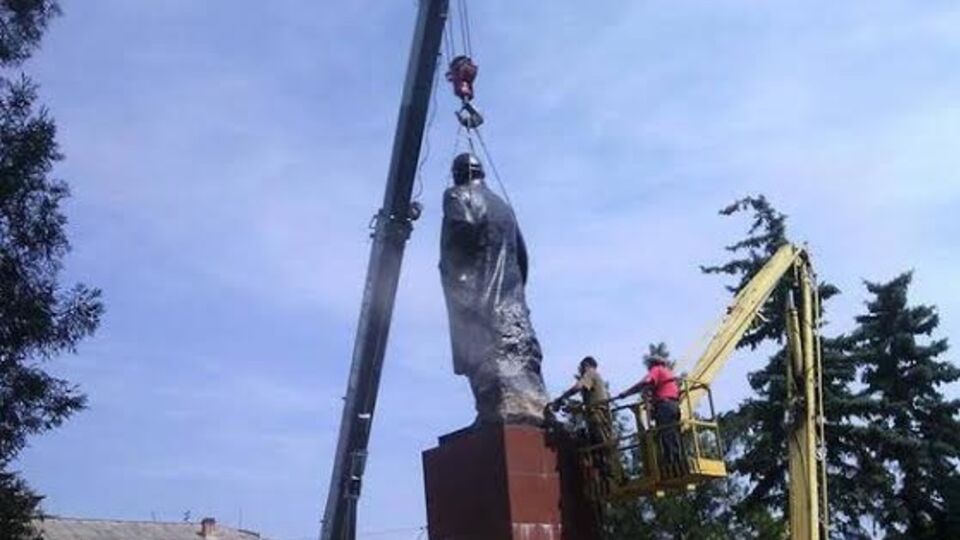 Коммунальщики демонтируют памятник Ленину в Дружковке