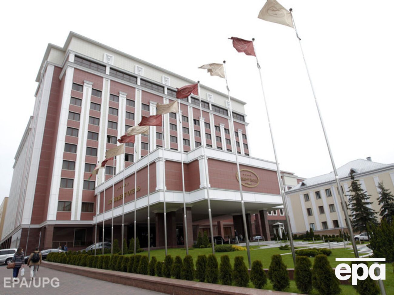 Заседание проходит в "Президент-отеле" в центре Минска