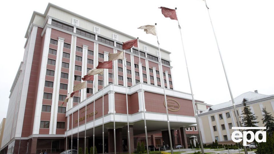 Заседание проходит в "Президент-отеле" в центре Минска