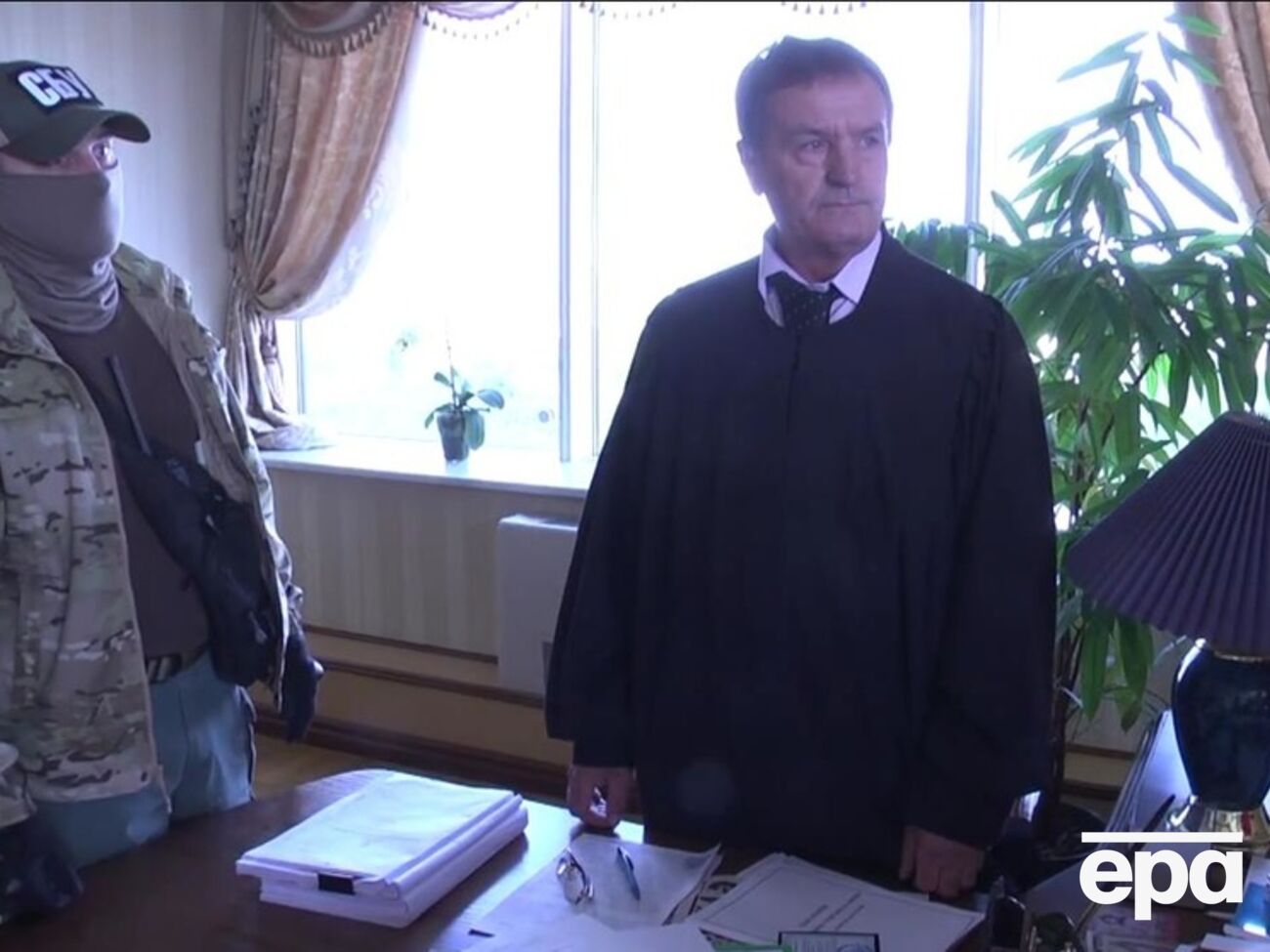 Антон Чернушенко во время обыска в его кабинете