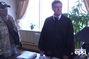 Антон Чернушенко во время обыска в его кабинете