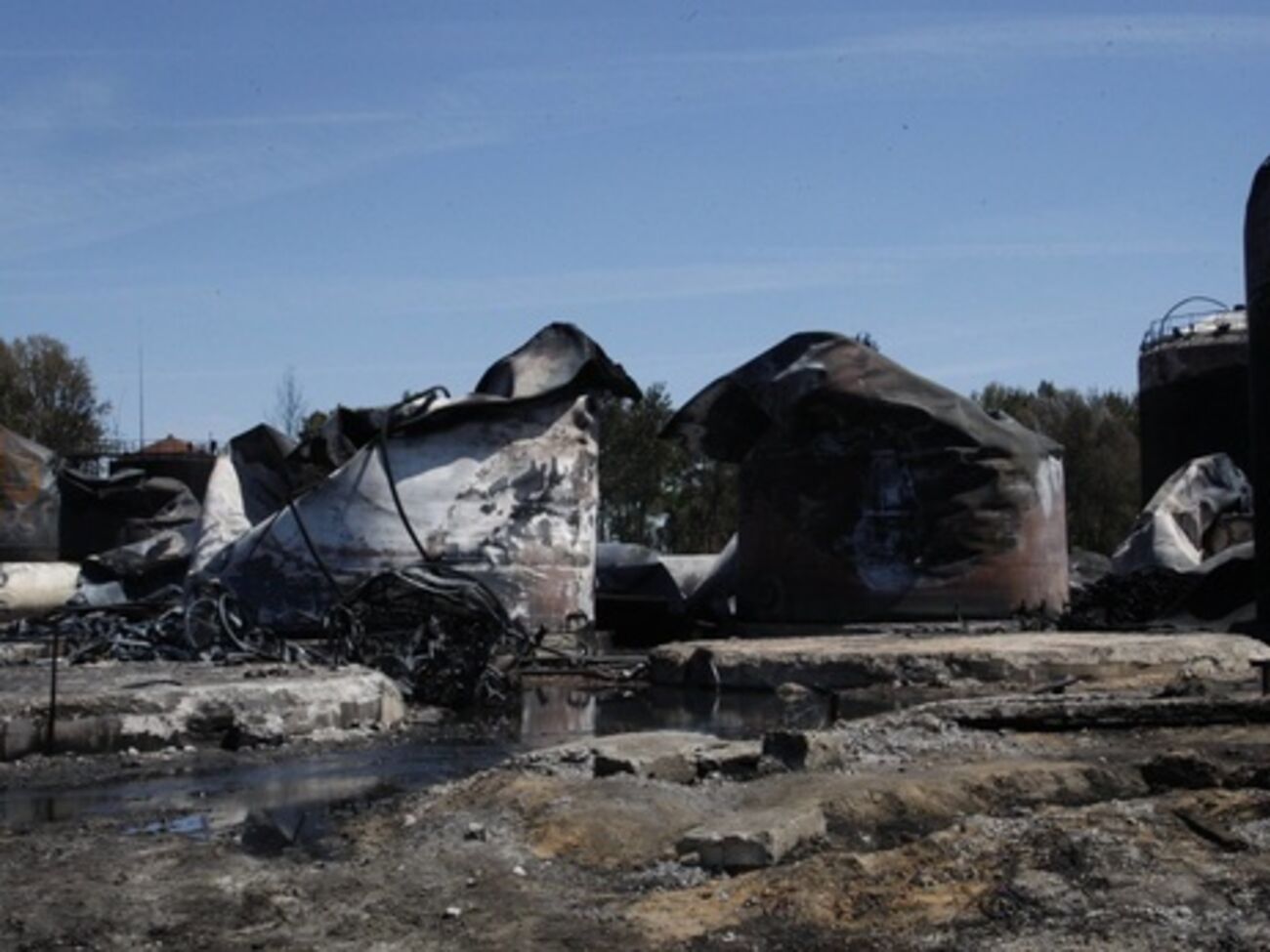 Штаб по ликвидации последствий чрезвычайной ситуации продолжает работать на нефтебазе "БРСМ-Нафта" в Киевской области в круглосуточном режиме