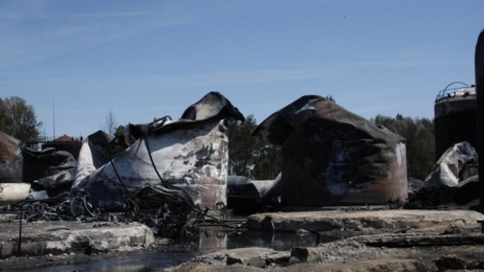 Штаб по ликвидации последствий чрезвычайной ситуации продолжает работать на нефтебазе "БРСМ-Нафта" в Киевской области в круглосуточном режиме