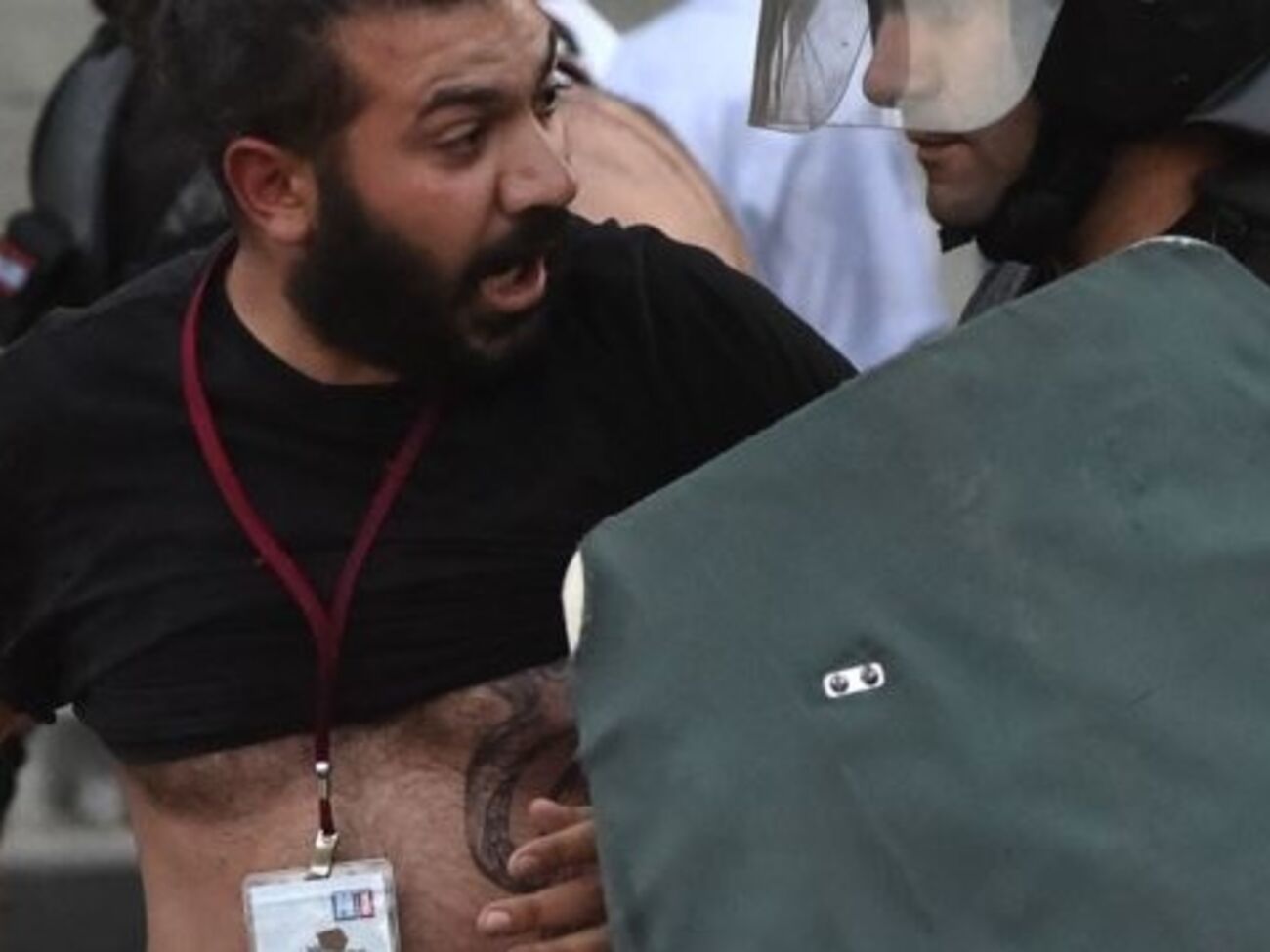 Полицейский задерживает фотожурналиста издания PanArmenian