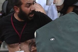 Полицейский задерживает фотожурналиста издания PanArmenian