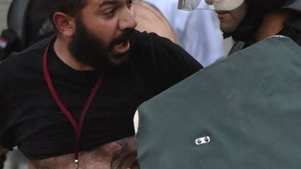 Полицейский задерживает фотожурналиста издания PanArmenian