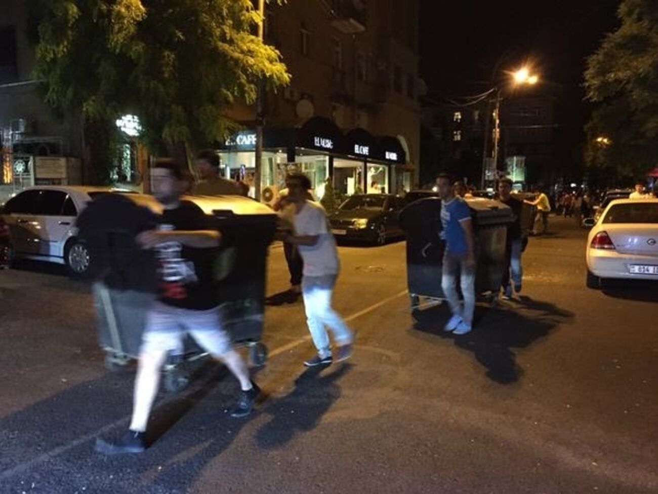 Полицейские сдерживают акцию протеста в Армении