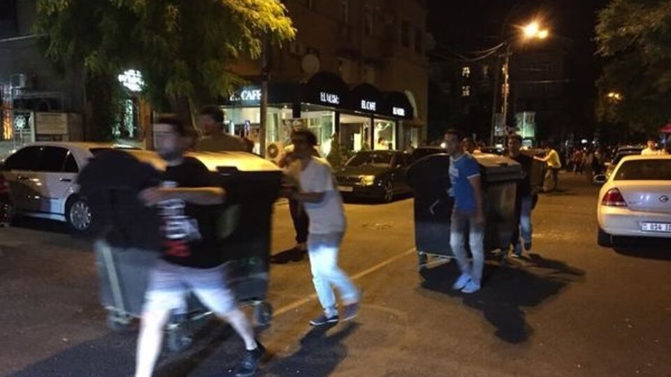 Полицейские сдерживают акцию протеста в Армении