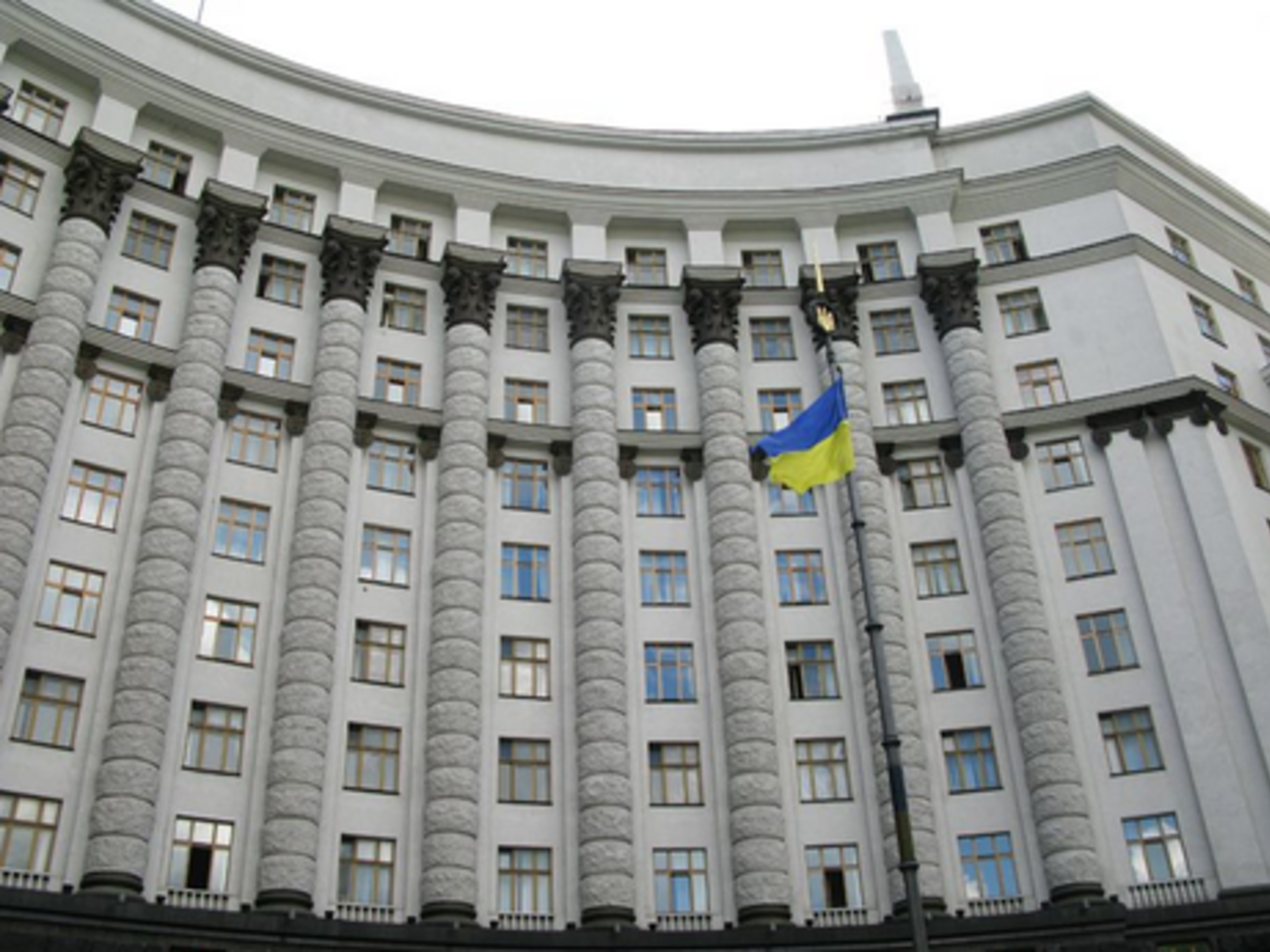 Распоряжение Кабмина не распространяется на дипломатические представительства и консульские учреждения иностранных государств, представительства иностранных и международных организаций, иностранцев и лиц без гражданства